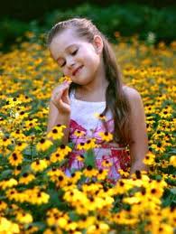 fetita in campul cu flori galbene